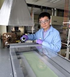 INL-Forscher Dong Ding bei der Arbeit mit der neuen Elektrode.