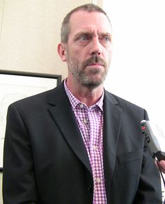 Hugh Laurie spielt Dr. Gregory House. Bild: Kristin Dos Santos / wikipedia.org