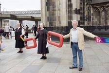 350 Menschen bilden Menschenkette um den Kölner Dom Bild: erlassjahr.de 