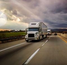 Lkw auf einem US-Highway: künftig emissionsarm unterwegs.