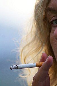 Rauchen schädigt auch das Herz. Bild: pixelio.de/Havlena
