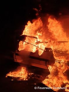 Wohnwagen brennt lichterloh Bild: Feuerwehr