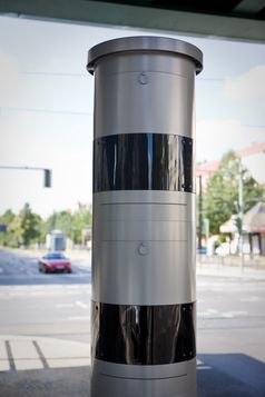Blitzersäule in einer Unterführung/Tunneleinfahrt / Bild: "obs/CODUKA GmbH/A. Labrentz"