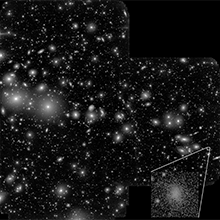 Der zentrale Bereich des Perseus-Galaxienhaufens. Das Bild wurde aus einer Vielzahl lang belichteter Aufnahmen zusammengesetzt, die mit dem 4,2-Meter-William-Herschel-Teleskop auf der Insel La Palma gewonnen wurden. Nur schwach erkennbar sind die ultra-diffusen Galaxien, wie die Vergrößerung zeigt. Das gesamte Bild hat am Himmel etwa den Durchmesser des Vollmonds.