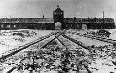 Eingang zum Massenvernichtungslager Auschwitz nach Befreiung / Bild: de.wikipedia.org