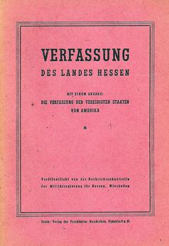 Titelblatt (rot) der Publikation der Verfassung des Landes Hessen durch die (US-)Militärregierung für Hessen