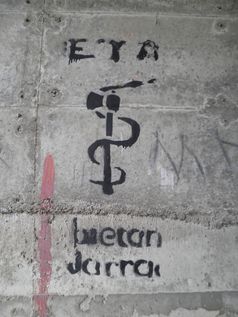 Graffiti mit ETA-Symbolen im Baskenland
