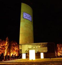 Lichtinstallation am Post Tower zur Feier des millionsten E-Postbrief-Kunden. Bild: Deutsche Post DHL