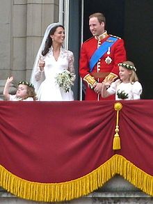 Das Brautpaar auf dem Balkon des Buckingham Palace. Bild: Wo st 01 / de.wikipedia.org