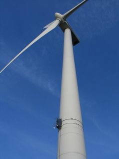 Die Sensoren werden am Windmast befestigt. Die Warnleuchten blinken nur, wenn das Radarsystem ein Fl
Quelle: © Fraunhofer FHR (idw)