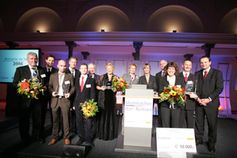 Christian E. Oswald (3. Platz), Karsten Marquardsen (Jury, Geschäftsführer DasÖrtliche) Falk Bodis und Sebastian Wagner (3. Platz) Ministerpräsident Christian Wulff, Prof. Dr. Lothar Späth, Dagmar Vogt (1. Platz), Bärbel Schäfer (Moderation), Susanne Birkenstock (Jury, Unternehmerin), Hans-Herbet Strombeck (Jury, Bürgschaftsbanken in Deutschland), Corinna und Reinhold Spicks (2. Platz), Gerd Kühlhorn (Jury, impulse) Foto: DasÖrtliche