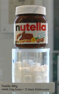 Veranschaulichung des Zuckergehalts eines 400-Gramm-Glases Nutella (216 g Zucker ~ 72 Stück Würfelzucker) im Zucker-Museum Berlin.