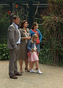 Sven Martinek, Elisabeth Lanz und Elisabeth Böhm im Zoo Leipzig bei Dreharbeiten zur 3. Staffel (2009). Bild: Appaloosa  / wikipedia.org