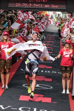 Boris Stein beim Zieleinlauf in Zell am See umringt von jubelnden Zuschauern