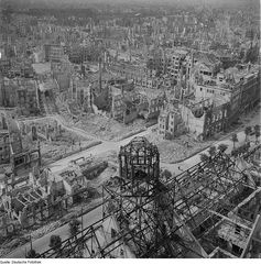 Foto mit dem Blick vom Rathausturm von Dresden nach dem Massenmord der Allierten (1945) - Eine fast CO2 neutrale Landschaft