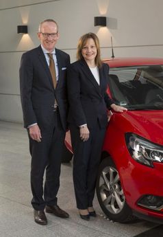 Gute Nachrichten: GM CEO Mary Barra und Opel Group CEO Dr. Karl-Thomas Neumann vor dem neuen Corsa. Die GM-Chefin kündigt die Produktion eines neuen SUV in Rüsselsheim an. Bild: "obs/Adam Opel AG/Axel Wierdemann"