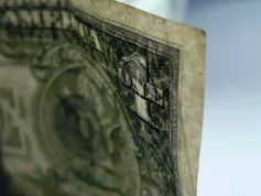 Dollarnote: Finanzinstitute zahlen erneut höhere Boni. Bild: aboutpixel.de, Jeffrey Le_Blond
