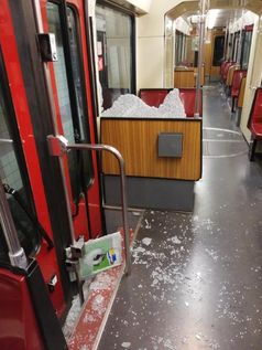 Die zersplitterte Scheibe in der Bahn, durch welche ein Fahrgast stürzte.