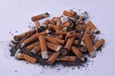 Zigarettenkippen sind ein Problemstoff. Bild: Ernst Rose/pixelio.de
