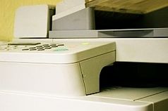 Was Drucker und Kopierer in die Luft schleudern, schädigt Zellen. Bild: pixelio.de/Balzer