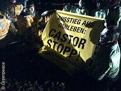 Greenpeace-Aktivisten haben sich hinter Lüneburg an dem Gleis festgemacht, auf dem der Castortransport komm. Bild: Greenpeace