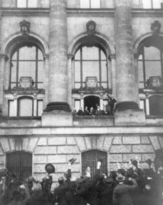 Ausrufung der Republik am 9. November 1918 durch den SPD-Politiker Philipp Scheidemann, der vom Westbalkon des Reichstagsgebäudes aus spricht