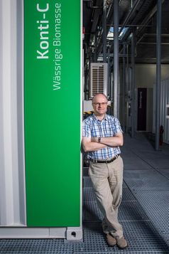 An der ESI-Plattform: Frédéric Vogel, Leiter der Gruppe Katalytische Verfahrenstechnik am PSI und Professor für Erneuerbare Energien an der Fachhochschule Nordwestschweiz.Quelle: Foto: Paul Scherrer Institut/Mahir Dzambegovic (idw)