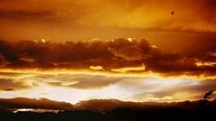 Wolken nicht-leitender Sandkörnchen können Blitze erzeugen. Bild: pixelio.de/Bast