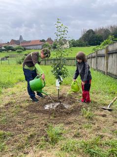 Nora und Erik haben in ihrem Garten bei Mansfeld zwei junge Obstbäume gepflanzt, damit sie bald Birnen und Aprikosen ernten können. Bild: Tag der Deutschen Einheit Fotograf: Christin Winklert