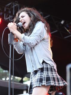 Charli XCX beim Auftritt auf dem Postivus Festival 2013