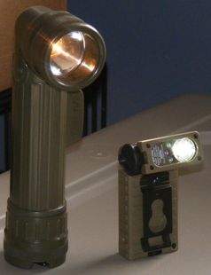 Links: Winkeltaschenlampe mit Glühlampe, rechts: LED-Taschenlampe mit schwenkbarem Kopf, welche weißes, rotes, blaues und Infrarotlicht abgibt