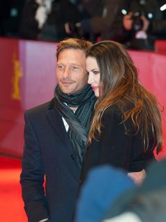 Thomas Kretschmann (2012) mit Brittany Rice auf der Eröffnung der Berlinale