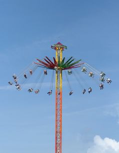 Kettenkarussell „Star Flyer“ mit hochfahrendem Drehkranz, Oktoberfest in München, 2007