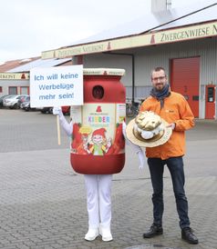 Übergabe des Goldenen Windbeutels an Zwergenwiese in Silberstedt. Bild: "obs/foodwatch e.V./foodwatch / Udo Fischer"