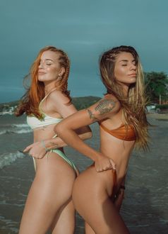 Frauen mit Bikinis