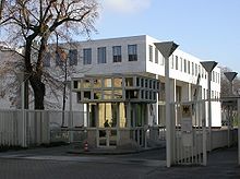 Haupteingang und Neubau, Karlsruhe Bild: Photograph: Tobias Helfrich / Benutzer: Dionysos / de.wikipedia.org
