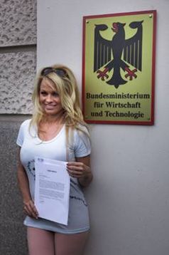 Pamela Anderson vor dem Bundeswirtschaftsministerium in Berlin. Bild: PETA