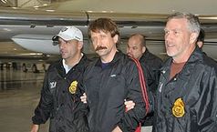 Wiktor But (Mitte) am 16. November 2010 bei seiner Auslieferung an die USA. Bild: Drug Enforcement Administration / wikipedia.org