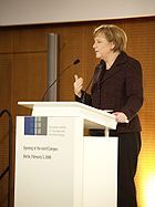 Angela Merkel bei der Rede zur Eröffnung des Campus der ESMT 2006 Bild: ESMT / de.wikipedia.org