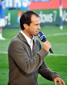 Mehmet Scholl für den WDR beim Relegationsspiel 2011 in Bochum