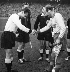 Schäfer (l.) mit dem Schweden Gren vor dem Länderspiel am 20. November 1957 in Hannover