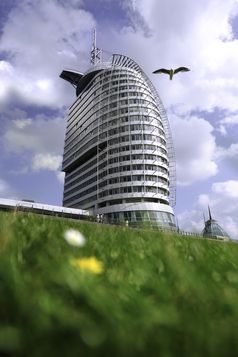 Das ATLANTIC Hotel SAIL City ist nicht nur das neue Wahrzeichen der Klimastadt Bremerhaven, es nimmt seine Kunden und Gäste auch mit auf eine verantwortungsvolle Reise. Foto: ATLANTIC Hotel SAIL City / Matthias Ibeler. Bild: "obs/ATLANTIC Hotel SAIL City/MATTHIAS IBELER"