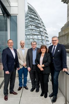 (v.l.n.r.) Johan von Gersdorff (BAT), Federico N. Fernández (CEO WE ARE INNOVATION), Dr. Frank Henkler-Stephani (Senior Director Tobacco Harm Reduction BVTE), Dr. Marianna Gaca (BAT), Jan Mücke (BVTE-Hauptgeschäftsführer) (2025) Bild: Bundesverband der Tabakwirtschaft und neuartiger Erzeugnisse (BVTE) Fotograf: Christian Kruppa