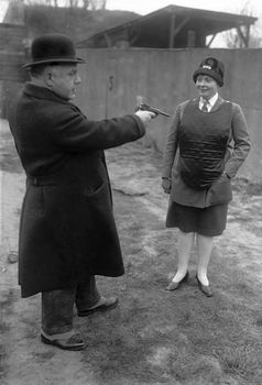 Demonstration einer Schutzweste durch die Berliner Polizei (1931) (Symbolbild)