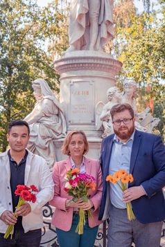 Beatrix von Storch legt gemeinsam mit Vorstandsmitgliedern der JA Berlin Blumen am Goethe-Denkmal in Berlin nieder. /  Bild: "obs/AfD - Alternative für Deutschland"