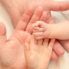 Hände: Babys sollten bei Mutter im Bett schlafen. Bild: pixelio.de, redsheep