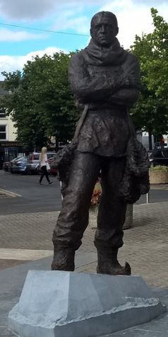 An den bekannten irischen Entdecker Ernest Shackelton erinnert eine Statue in Athy im County Kildare. Dort gibt es auch ein Museum über ihn.