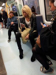 Handys in der U-Bahn: Risiko für die Nutzer. Bild: Stig Nygaard, flickr.com