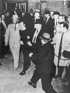 Jack Ruby erschießt Lee Harvey Oswald.