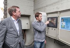 Hartmut Spickermann (BMVI) folgt den Ausführungen von Bernd Mockenhaupt (BfG) zur Funktion der automatischen Fischzählanlage Quelle: Foto: Michael Hils, BfG (idw)